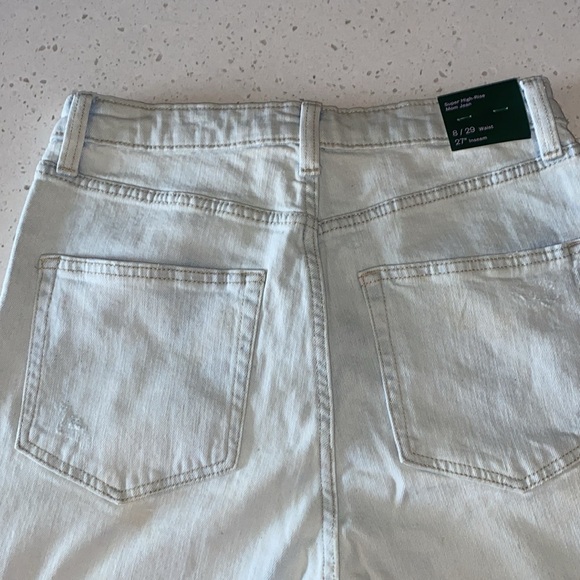 Light Rinse Light Rinse Distressed Super High Rise Mom Jeans - Picture 4 of 6